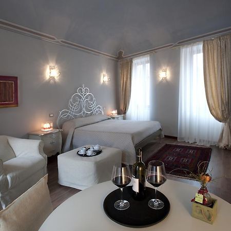 Vinoteca La Sacrestia Bed & Breakfast Alba  Rom bilde