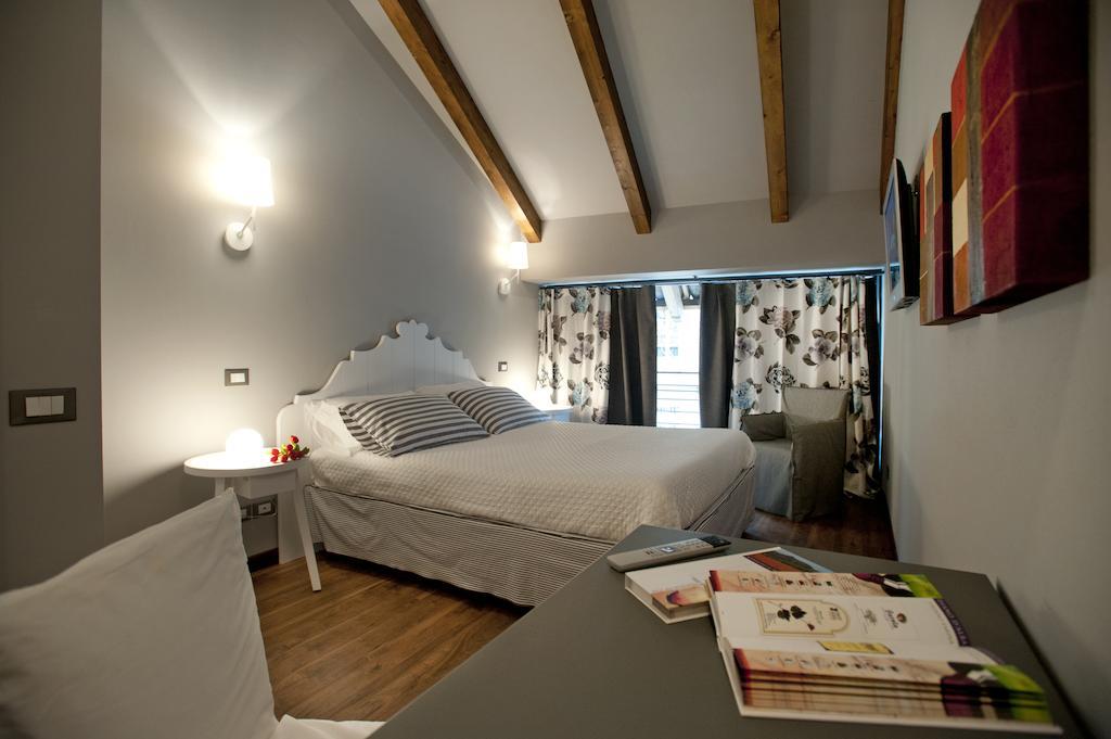 Vinoteca La Sacrestia Bed & Breakfast Alba  Rom bilde