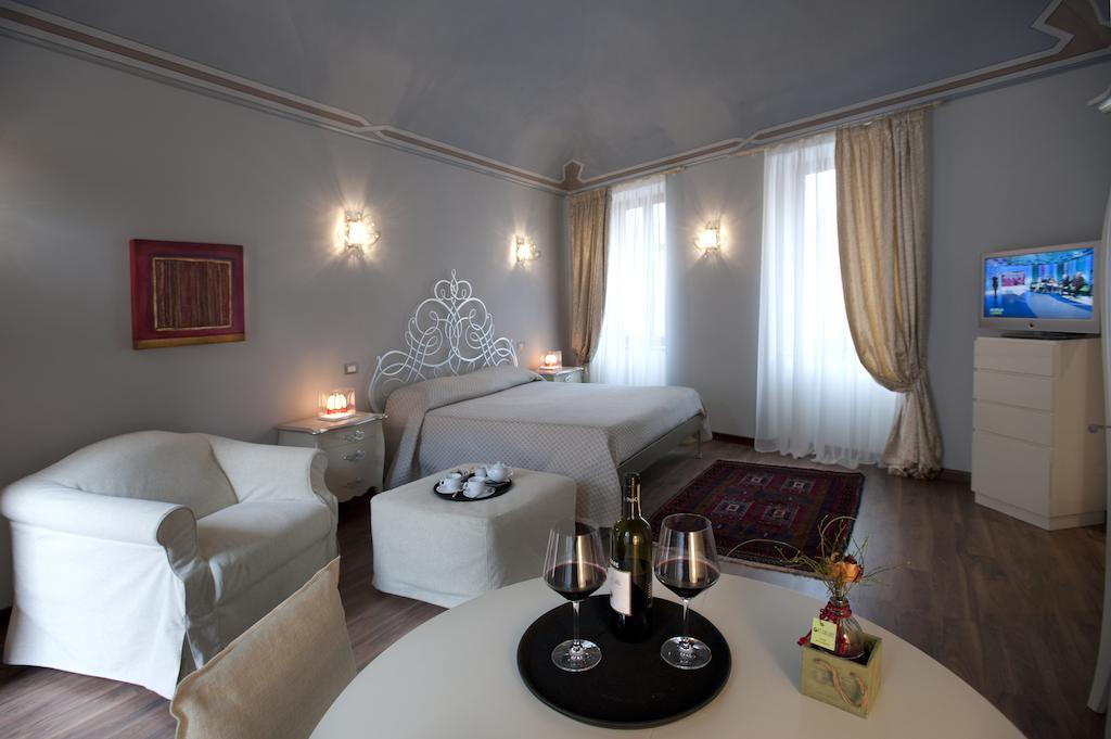 Vinoteca La Sacrestia Bed & Breakfast Alba  Rom bilde
